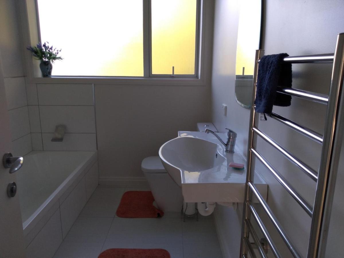 Quiet Location With View And Public Transport Apartment Wellington Bagian luar foto